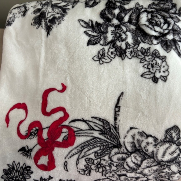 Holiday Sale! New Victoria’s Secret Black & White Floral & Red Bow Design Throw - Picture 5 of 6